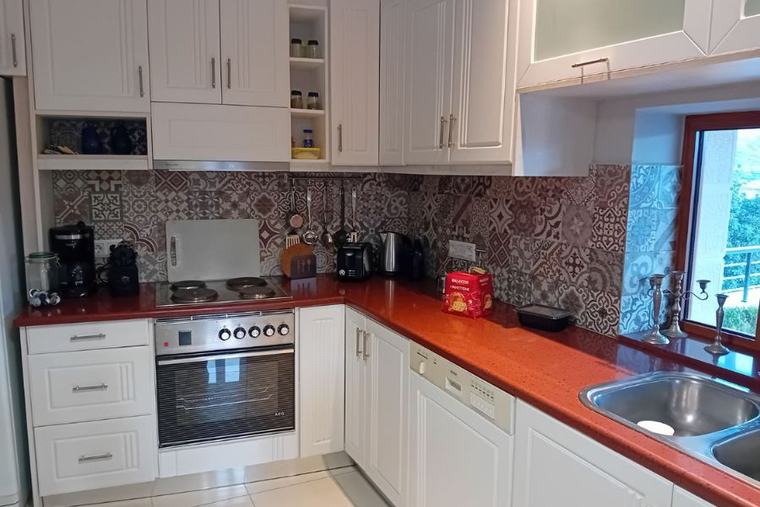 Fully equipped kitchen with patterned tile backsplash